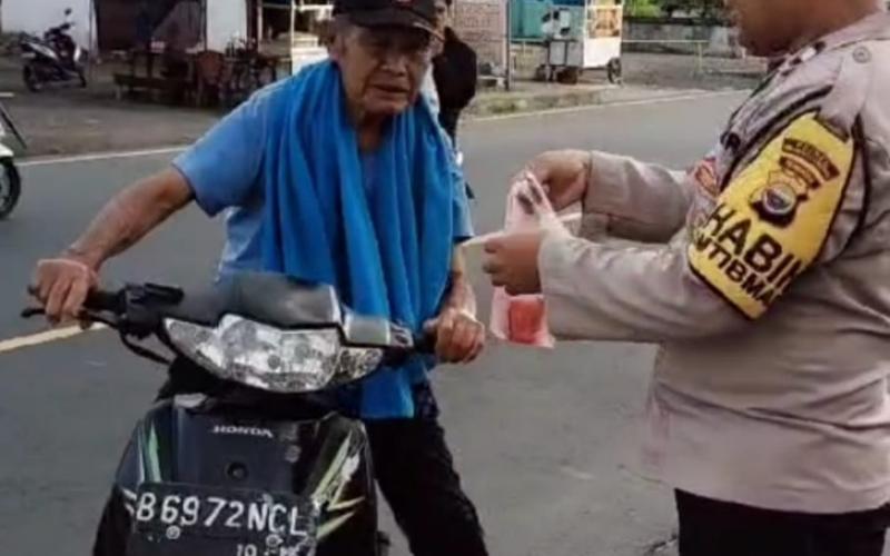 Polri Berbagi, Bhabinkamtibmas Polsek Curup Berbagi Takjil Bulan Ramadhan