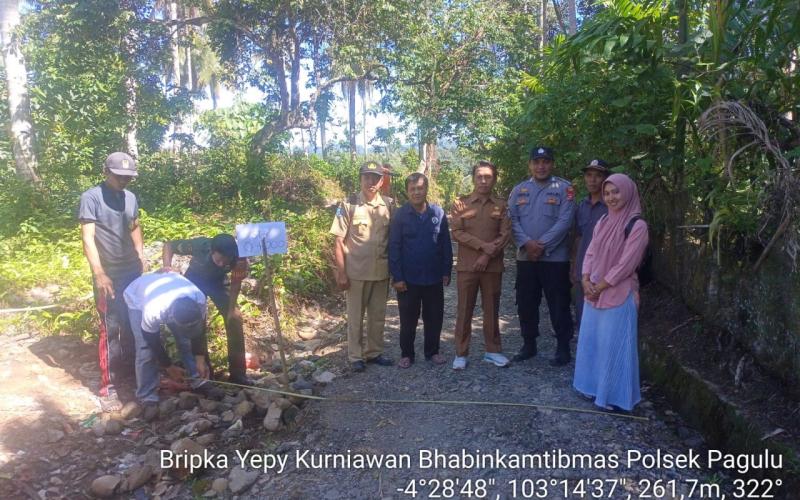 Bhabinkamtibmas Polsek Padang Guci Hulu Hadiri Titik Nol Pembanguna Rabat Beton di Desa Manau IX 2 