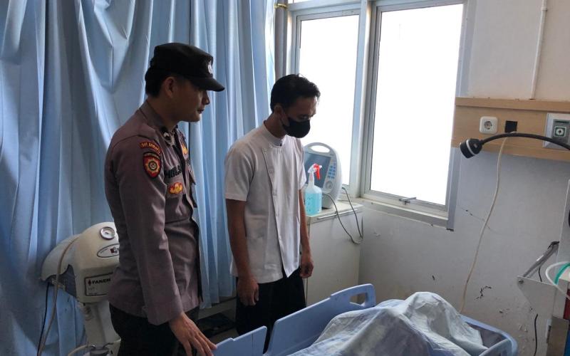 Polisi Polsek Batiknau Sambangi Korban Hanyut di Sungai