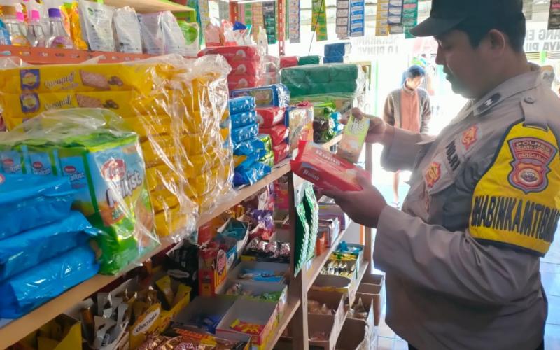 Personel Polsek Curup Monitoring Ketersedian Stok Sembako