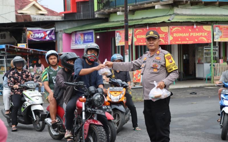 Semangat Saling Berbagi, Polres Rejang Lebong Berbagi Takjil di kepada Warga 