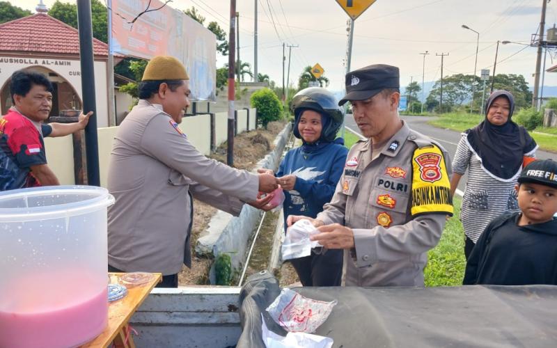 Ramadhan Berbagi, Polsek Curup Berbagi Takjil kepada Warga Simpang Nangka 