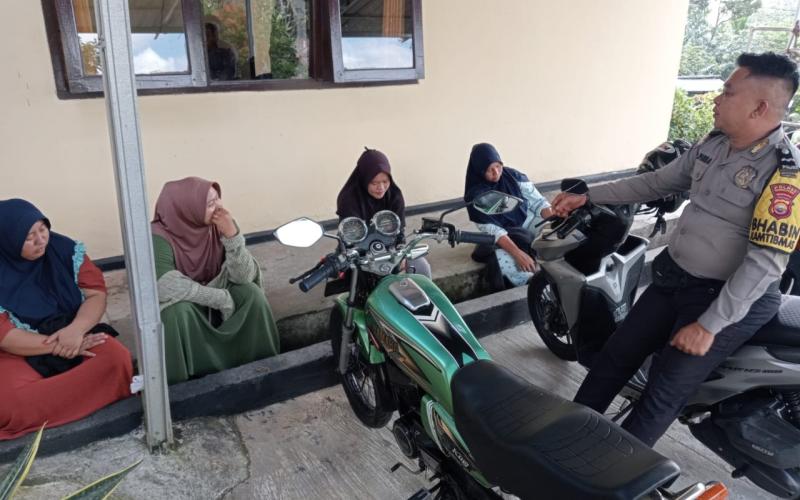 Duduk Santai, Pak Bhabin Berikan Imbauan Kamtibmas kepada Masyarakat Binaan