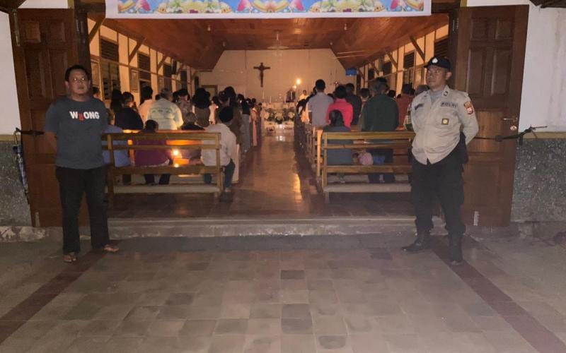 Ibadah di Gereja Fransiskus Asisi Dilakukan Pengamanan Polsek Sindang Kelingi 