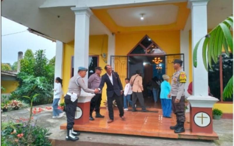 Personel Polres Rejang Lebong Amnakan Ibadah Minggu Umat Kristiani di Gereja GKII Desa Bengko