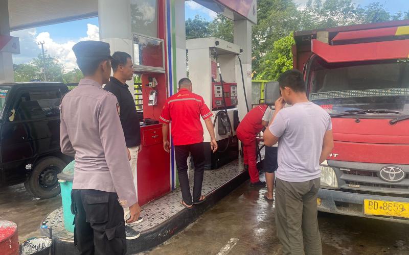 Jelang Idulfitri, Personel Polres Rejang Lebong Cek SPBU Untuk Cegah Kecurangan