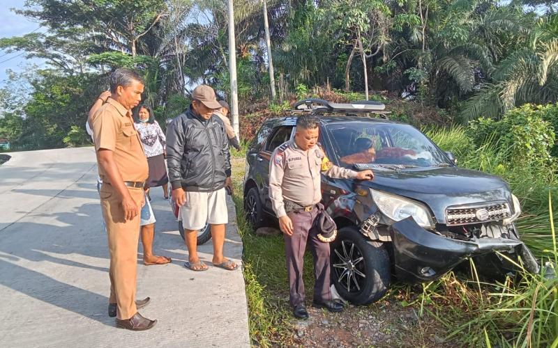 Pak Bhabin Polsek Batiknau Quick Respon Kejadian Laka Tunggal di Lintas Samban Jaya