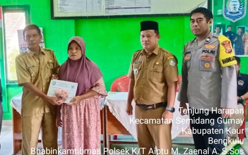 Bhabinkamtibmas Hadiri Pembagian BLT DD di Desa Tanjung Harapan 
