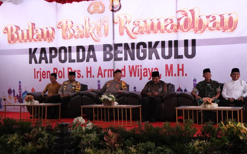 BULAN BAKTI RAMADHAN, KAPOLDA BENGKULU BAGIKAN PAKET SEMBAKO KEPADA WARGA KURANG MAMPU DI WILAYAH BENGKULU UTARA