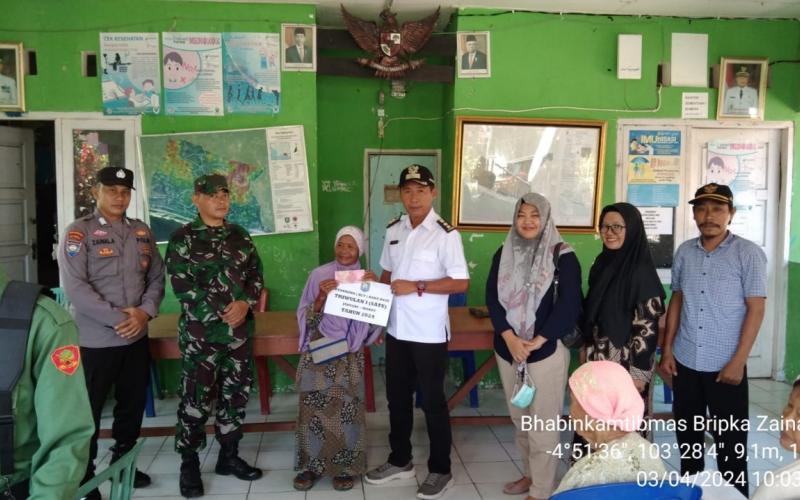 Bhabinkamtibmas Polsek Kaur Utara Awasi Pembagian BLT DD Desa Bandu Agung 