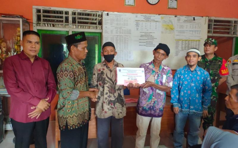 Personel Polsek Batiknau Hadiri Pembagian BLT DD di Kantor Desa Samban Jaya