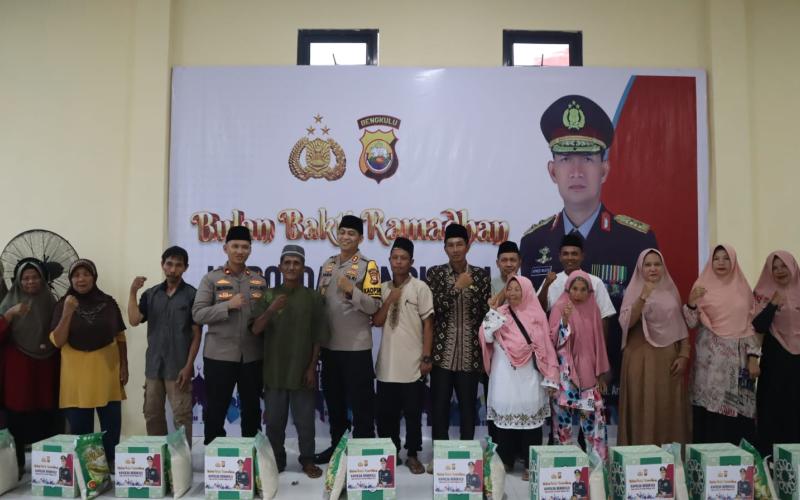 Kapolda Bengkulu Bagikan 100 Paket Sembako kepada Masyarakat Mukomuko 