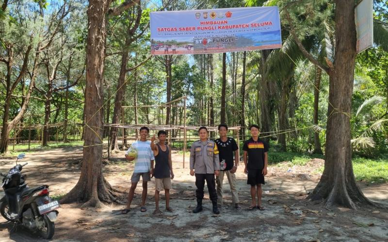 Polsek Sukaraja Laksanakan Pemasangan Spanduk Imbauan dan Saber Pungli di Temapat Wisata Wilkum Polsek Sukaraja