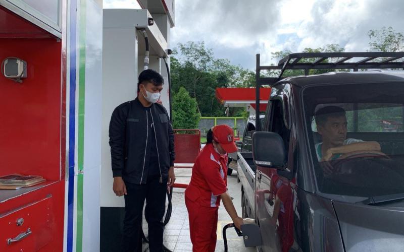 Antisipasi Ketersedian BBM Pada Libur Lebaran, Polsek Padang Ulak Tanding Pantau Penyaluran BBM di SPBU Tanjung Sanai II