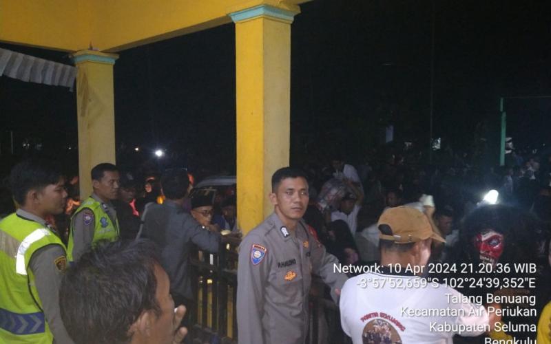 Personel Polsek Sukaraja Berikan Pengamanan Kesenian Tradisional Sekujang 