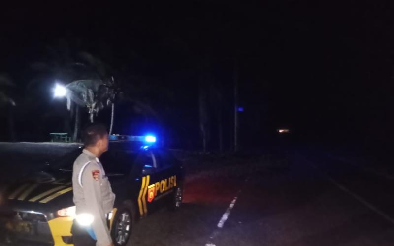 Jaga Harkamtibmas Malam Hari, Jajaran Polsek Batiknau Gelar Patroli Blue Light 