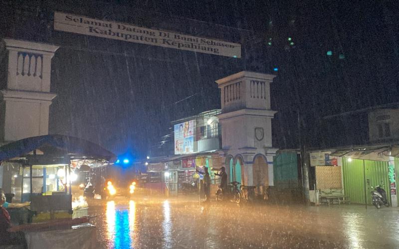 Amankan Penyaluran Sembako, Personel Polres Rejang Lebong Laksanakan Pengaturan Lalin di Perbatasan Curup-Kepahiang