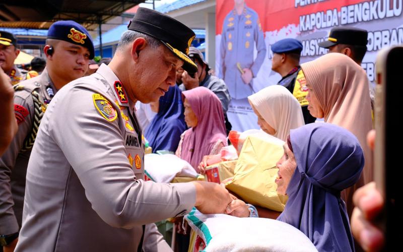 Kapolda Bengkulu Turun Langsung Salurkan Bantuan Pada Warga Terdampak Banjir di Lebong