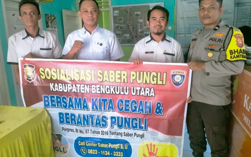 Bhabinkamtibmas Polsek Air Besi Sosialisasikan Saber Pungli di Kantor Desa Pasar Tebat
