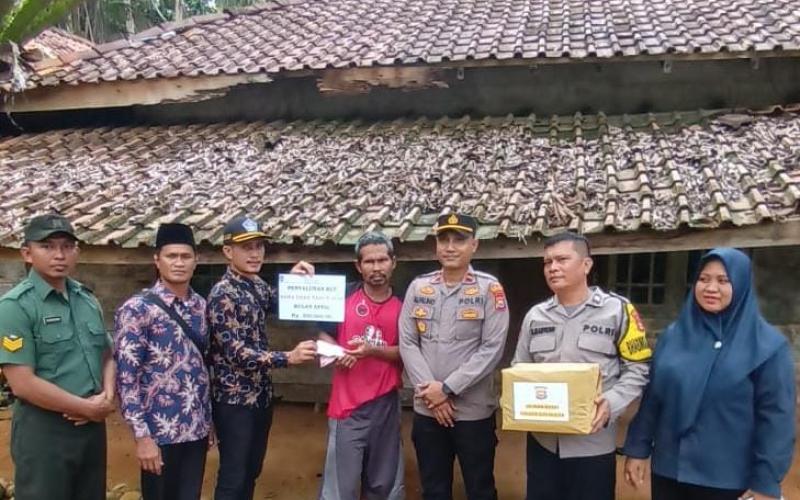 Kapolsek Giri Mulya Laksanakan kegiatan Pembagian BLT DD dan Pembagian Baksos Polsek Giri Mulya di Desa Suka Makmur