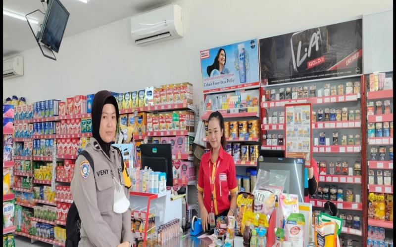 Sambangi Karyawan Alfamart, Bhabinkamtibmas Polsek Kampung Melayu Sampaikan Pesan-Pesan Kamtibmas