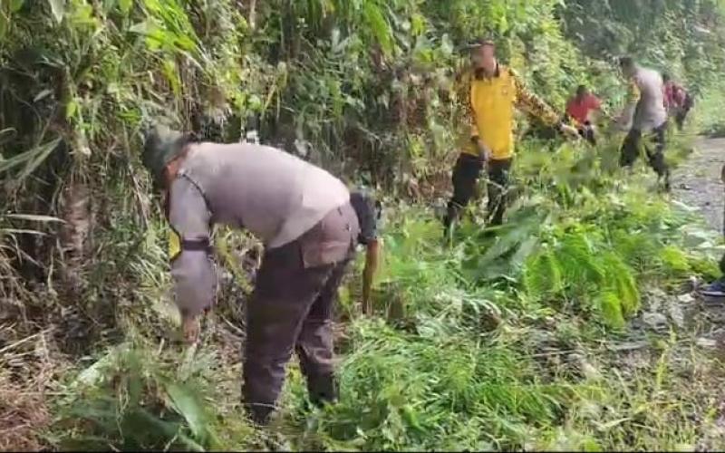 Polsek Air Besi Bersama Kecamatan Tanjung Agung Palik dan Warga Desa Tanjung Agung Gotong Royong Bersihakn Saluran Air 