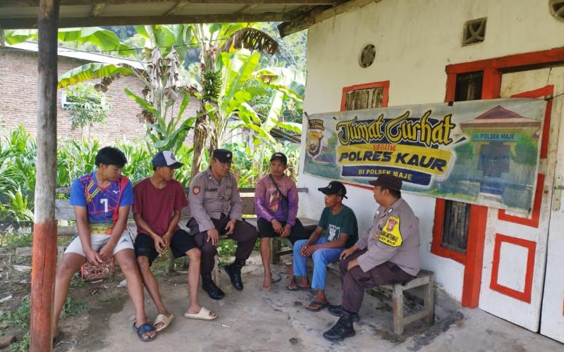 Pererat Silahturahmi dengan Masyarkat Desa Air Jelatang, Polsek Maje Gelar Jumat Curhat 