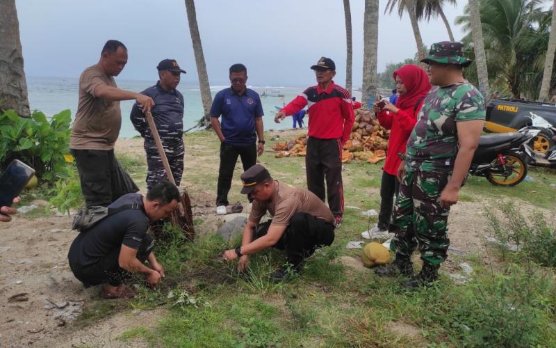 Ciptakan Lingkungan Bersih Sehat dan Asri, TNI-Polri dan Instansi Pemerintah Desa Laksanakan Bakti Lingkungan