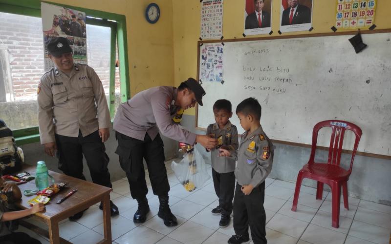 Bhabinkamtibmas Polsek Maje Police Go To School di TK PGRI Kaur
