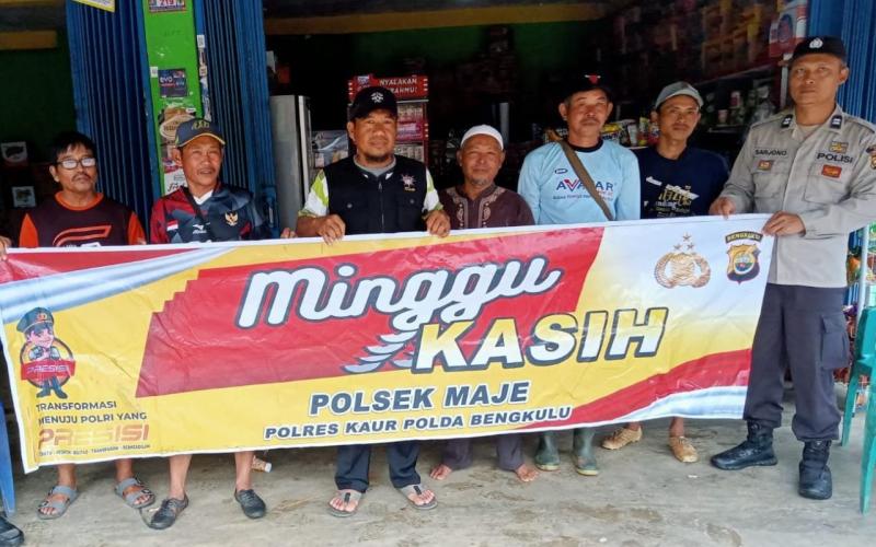 Kegiatan Minggu Kasih, Personel Polsek Maje Bersama Warga Desa Tanjung Baru 