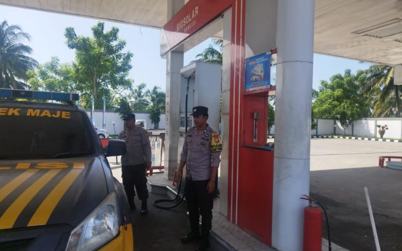 Pastikan Tidak Ada Praktik Kecurangan Pengisian BBM, Polsek Maje Patroli di SPBU 