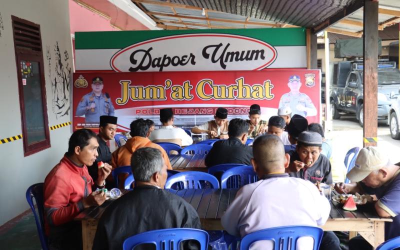Jalin Silahturahmi dengan Masyarakat, Kapolres Rejang Lebong Buka Dapur Umum dalam Giat Jumat Curhat 