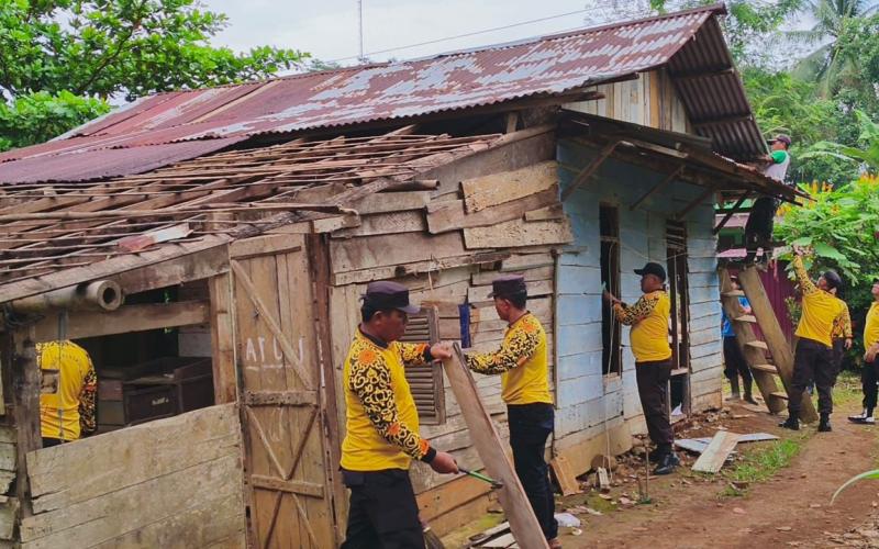 Menyambut HUT Bhayangkara Ke-78, Polsek Padang Jaya Gotong Royong Bedah Rumah Warga