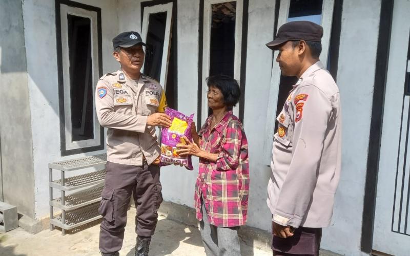 Program Selasa Berbagi Polsek Maje Bagikan Sembako Kepada Warga Kurang Mampu di Desa Wayhawang