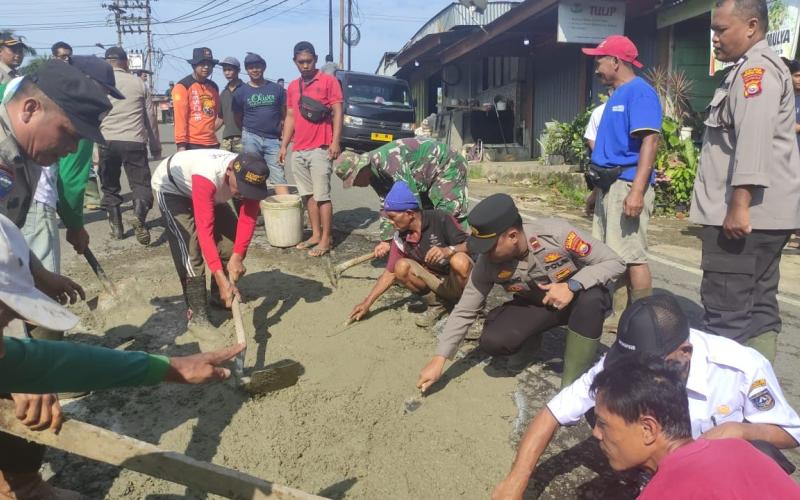 Kapolsek Giri Mulya Pimpin Kegiatan Polisi Peduli Prioritas Tambal Jalan (Si Potal) untuk Keselamatan Masyarakat