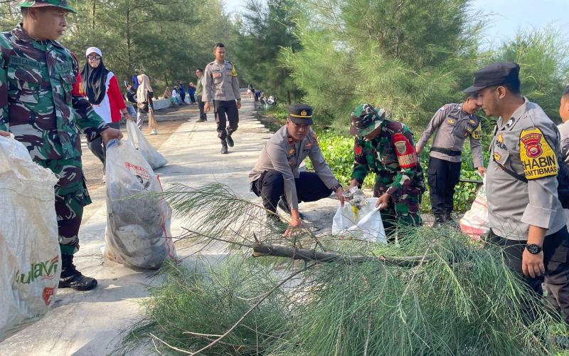 Bersinergi, TNI/Polri bersama Masyarakat Laksanakan Giat Bersih-Bersih di Pantai Abrasi 