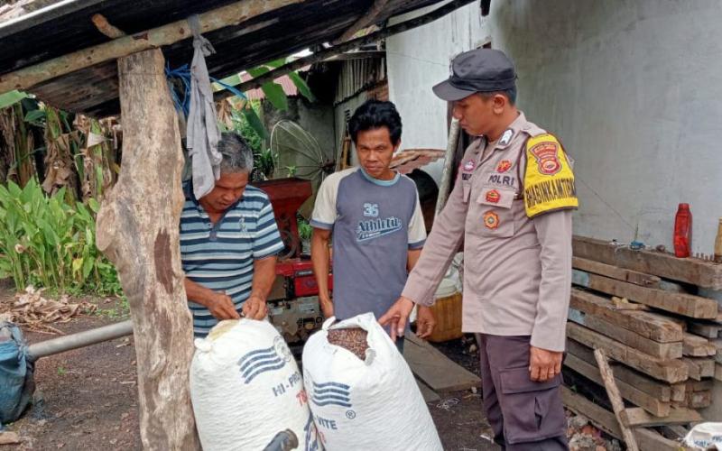 Jalin Sinergitas, Bhabinkamtibmas Polsek Kotapadang Sambangi Warga