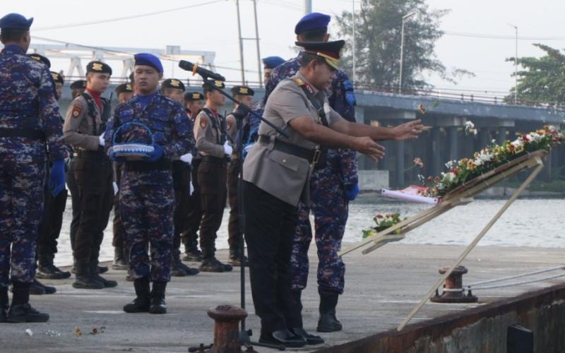 Jelang Hari Bhayangkara ke-78, Wakapolda Bengkulu Pimpin Upacara dan Tabur Bunga di Laut