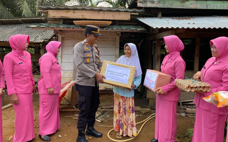 Bakti Sosial Polsek Padang Jaya Dalam Rangka Menyambut HUT Bhayangkara Ke 78 Tahun 2024