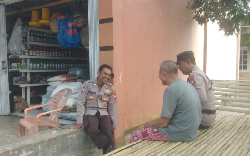 Sambang Ke Tokoh Adat Di Desa Suka Menanti, Personel Polsek Maje Sosialisasikan Dumas Presisi
