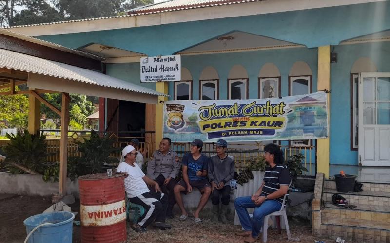 Pererat Silahturahmi, Personel Polsek Maje Jumat Curhat di Desa Sumber Harapan Sampaikan Imbauan Kamtibmas