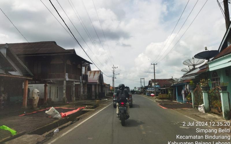 Polsek Sindang Kelingi Kembali Berikan Pengawalan kepada Warga yang Melintasi Jalan Curup-Lubuklinggau