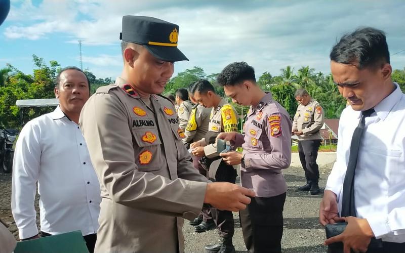 Kapolsek Batik Nau Lakukan Pemeriksaan Kelengkapan Administrasi Personel