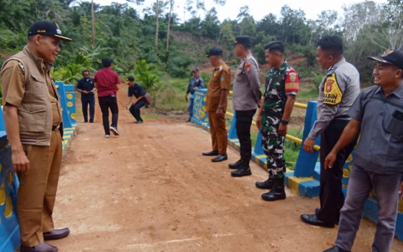 Kapolsek Batik Nau Bersama Babinkamtibmas Polsek Batik Nau Hadiri Sertifikasi Pembangunan Jembatan dan Air Bersih