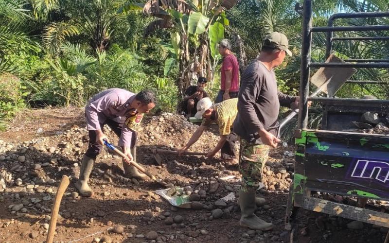 Bhabinkamtibmas Polsek Padang Jaya Sigap Gotong Royong di Desa Binaannya 