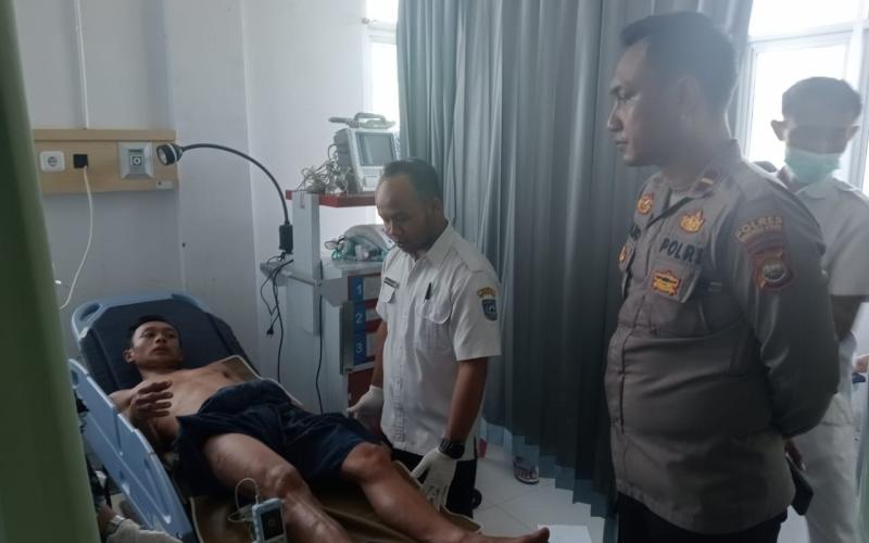 Quick Respon, Kapolsek Batiknau Datangi TKP Laka Lantas dan Membawa Korban Ke RS Lagita