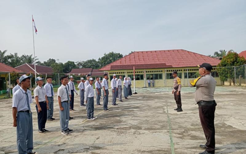 Babinkamtibmas Polsek Batiknau Mulai Latih Paskibraka di SMK N 6  Bengkulu Utara