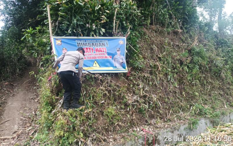 Tingkatkan Kesadaran dan Kewaspadaan Masyarakat,  Personel Polsek Sindang Dataran Pasang Spanduk Imbauan Rawan Kecelakaan dan Tanah Longsor 