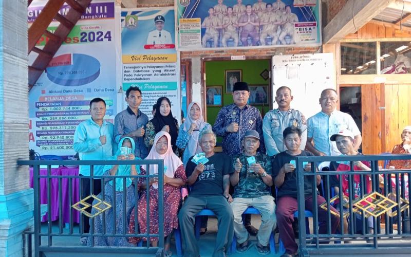 Monitoring Penyaluran BLT DD Tahap III di Desa Sumber Makmur, Bhabinkamtibmas Polsek Padang Guci Hulu IngaMonitoring Penyaluran BLT DD Tahap III di Desa Sumber Makmur, Bhabinkamtibmas Polsek Padang Guci Hulu Ingatkan Penerima BLT Bijak Menggunakan Bantuan