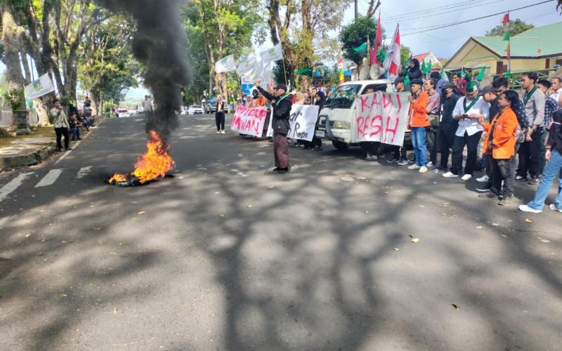 Polres Rejang Lebong Bersama Kodim 0409 Rejang Lebong Kawal Aksi Unjuk Rasa di Depan Kantor DPR  